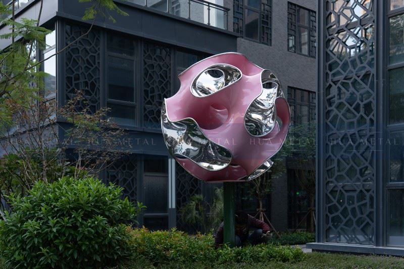Color-painted-stainless-steel-mirror-polished-ball-sculpture